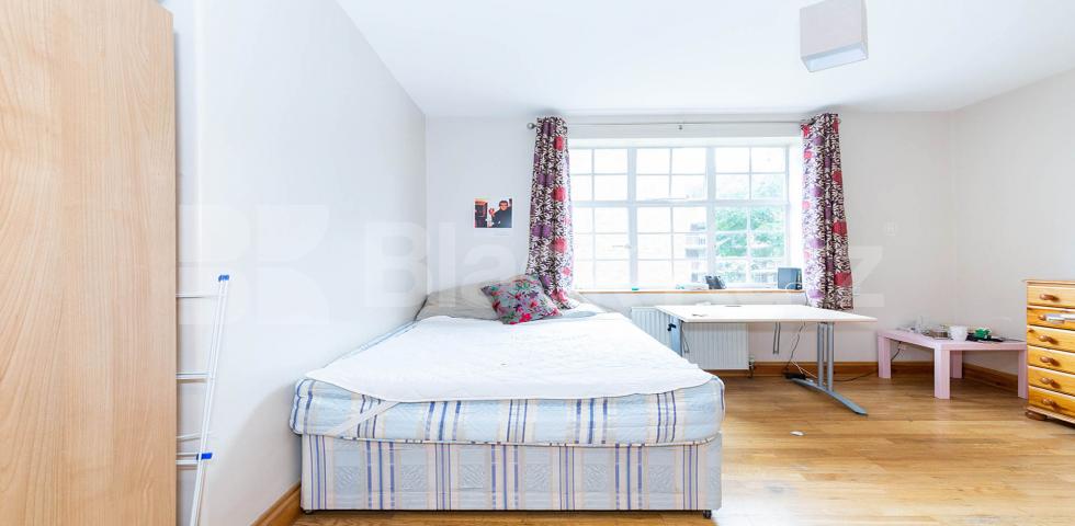 Spacious two bed good for three sharers mins to Euston Cranleigh Street, Camden